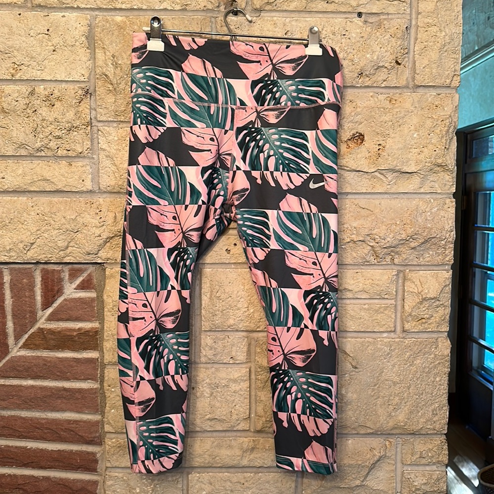 Woman’s Nike dri-fit crop legging size XL